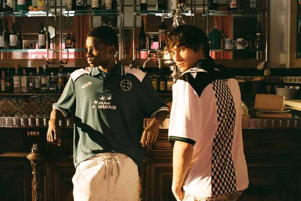 Como combinar un polo de hombre según color