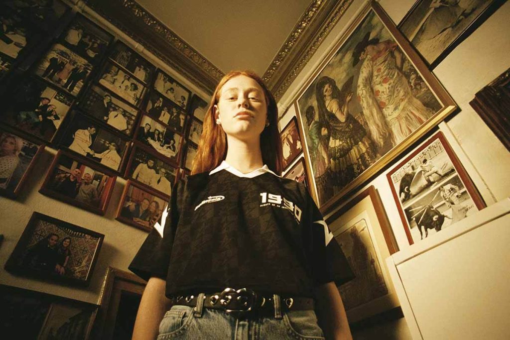 Aprende a cortar camisetas con estilo: desde convertir una camiseta larga hasta ajustar las mangas y adaptarla a tu cuerpo. ¡Personaliza tu ropa!