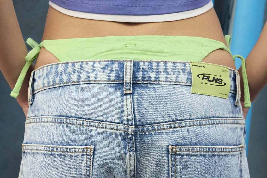 Ideas para combinar pantalón azul marino en hombre y mujer, con looks frescos para verano y estilos versátiles que puedes usar todo el año.
