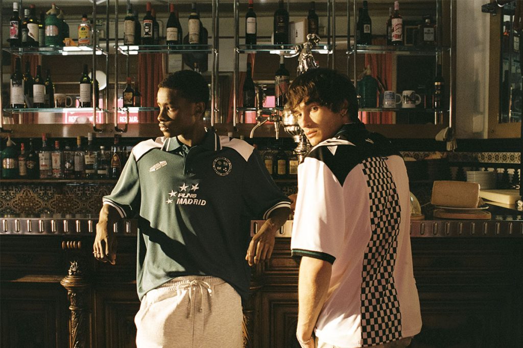 Bloke core el regreso de los outfit con camisetas retro de fútbol